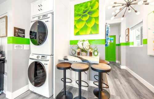 D- Hip & Stylish NoHo Family-Friendly Home near Universal & Hollywood with Patio - Hot Tub - Games - & Parking - Foto 5