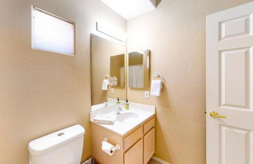 Dog-friendly condo with high-speed WiFi, heated outdoor pool & hot tub - Foto 15