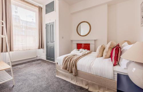 Immense Bright 5BR House near Kensington Olympia - Photo 3