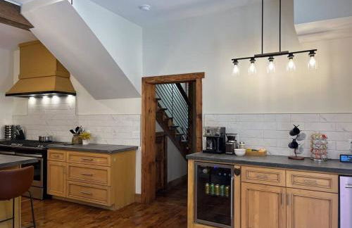 Secluded with Hot tub, Pool table, Arcade, Fishing andTheater Room - Photo 52