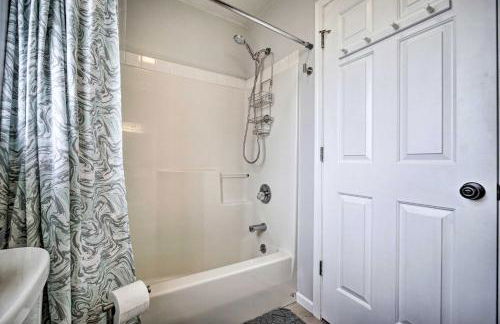 Renovated Logan Home with Pond and Fire Pit - Foto 25