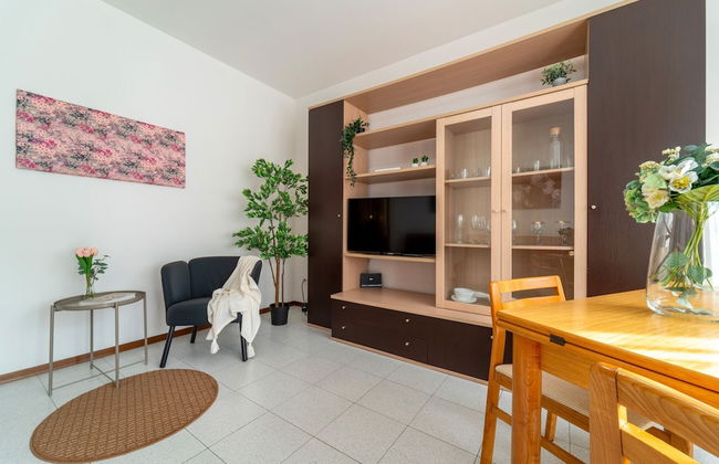 Scarlet Apartment with Garden - Photo 10