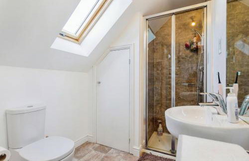 Family-Friendly 4-Bedroom House in Moston with Parking and Garden - Foto 23