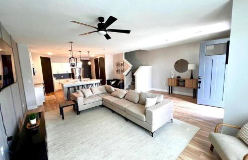 Loop, New Luxurious Large 3BR House, Sleeps 11 with Free Parking - Photo 68