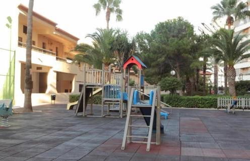 NUEVO, primera linea de playa, con piscina y vistas al mar - Foto 49