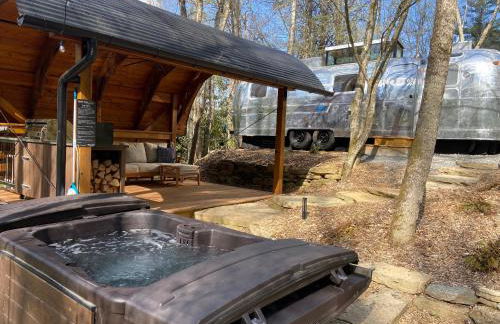 Luxury Airstream w hot tub, king bed, & grill - Foto 30