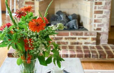 Historic Farmhouse -Modern Amenities -1800s Charm - Foto 9