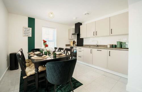 Large 4BR House Leeds, Contractor Friendly - Photo 5