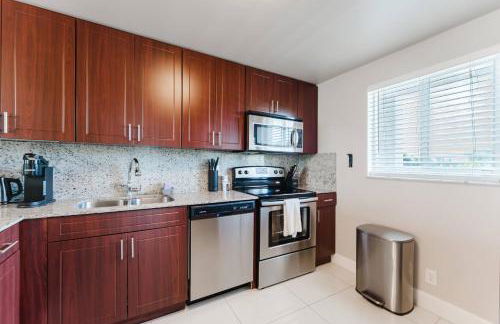 Boca Beachside 2BR 2BA with Pool and Balcony Steps to Sand - Foto 9