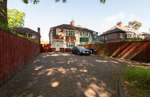Large House for Groups with Huge Driveway - FREE PARKING - Photo 31