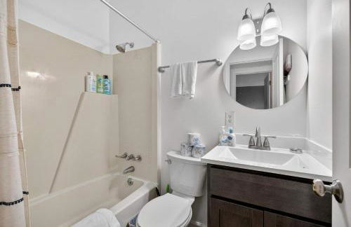 Two Cabins Retreat in Woods Resort - Dog-Friendly - Foto 65