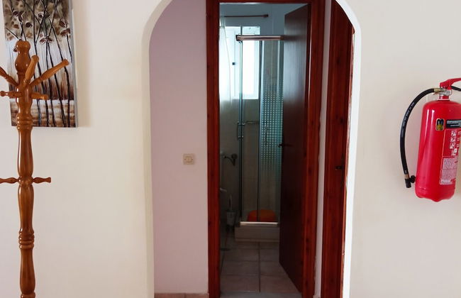 Agios Georgios - 2 Beds - Sleeps 5 - Free Parking - Foto 27