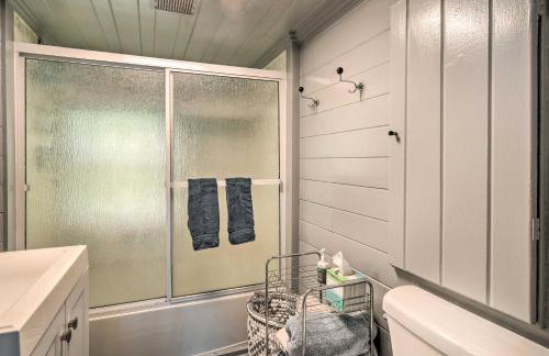 Lake Livin Cozy Cabin with Dock, Bar, 2 Kayaks - Foto 15