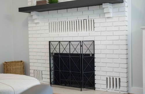 Spacious Family Haven - Walk to Downtown & JBU - Foto 27