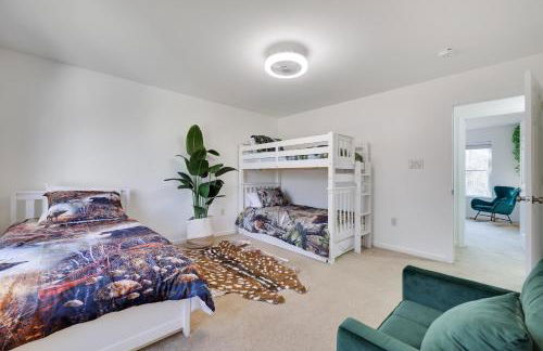 Stunning Poconos Villa- Hot Tub, Pool, Game Room, BBQ & more - Foto 40