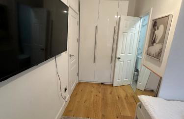 Modern En-Suite Room Recently Renovated - Foto 9