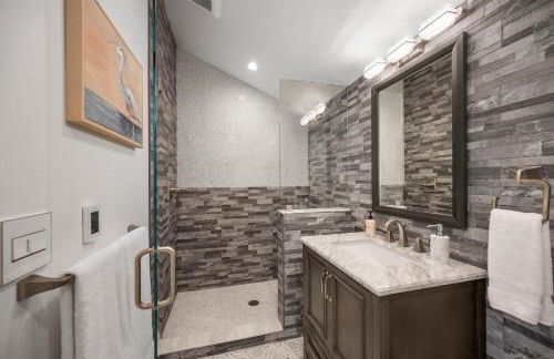 Distinguished Oceanfront Point Estate with Iconic Beach Mountain Vistas - Foto 39