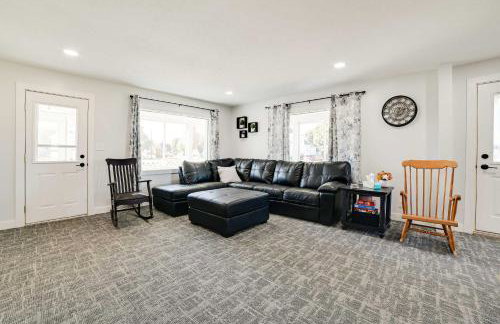 Dom Rodzinny Lakeview Getaway - Walk to Lake Huron - Photo 4