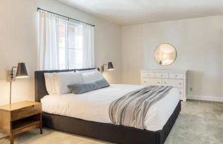 Stunning Escape • Hot Tub Panoramic View Prime Location Hilltop by AvantStay - Photo 22