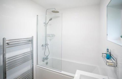 Dunstable 3-Bed House Sleeps 6 Driveway Parking Near Town Centre & Transport Links Close to Whipsnade Zoo Ideal for Families & Contractors - Photo 8