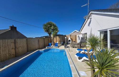 Family Bungalow with Private Pool - Photo 19