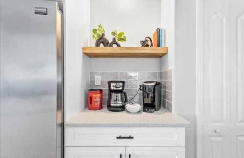 NEW - Poolside Oasis Heated POOL Home - 2000 SF - Foto 31