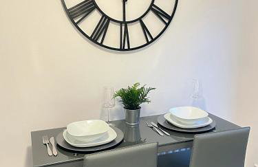 Lovely 2 bed house Cannock Driveway for 2 vehicles Perfect for contractors Business Travellers Short Stays Close to M54 M6 i54 A38 A5 McArthur Glen Designer Outlet - Foto 6