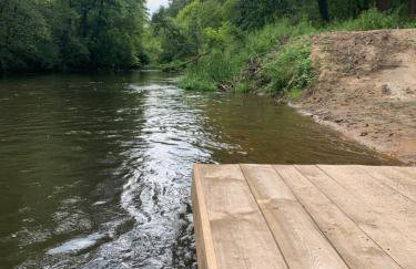 Domek w lesie blisko rzeki - Foto 16