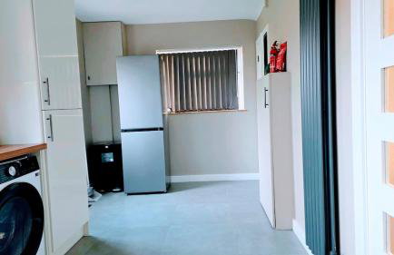 Modern 3 Bed House with Parking for Families and Contractors - Foto 20