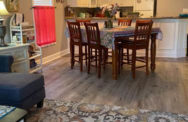 First Class Treatment Luxurious end unit Patio Pool Restaurant Bar on premises Steps away from Everything else! Spacious Condo Stocked with all You Need! - Foto 13