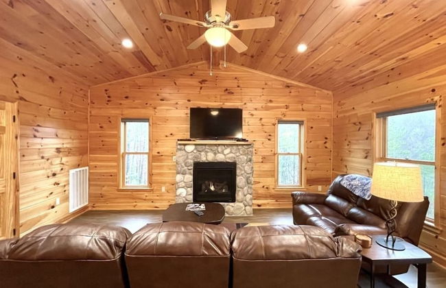 Charming, pet friendly cabin, perfect for fishing, family, hiking and R&R! 2 Bedroom Cabin by RedAwning - Foto 6
