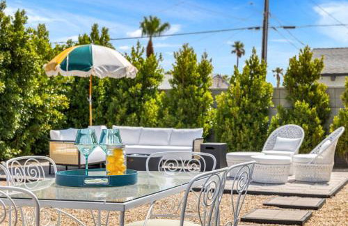 Whimsical Oasis Retreat by Rather Be Properties - Foto 15