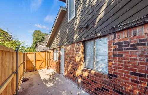 Alder Stay 3BD Townhome in Heart of Arlington - Foto 21