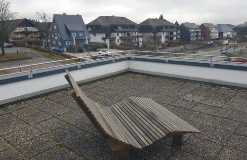 Winterberg Appartement 6 Pers aan Skilift grootste Skigebied nabij Bikepark Unieke locatie met zeer rustige tuin in het bos en het gezellige centrum leuke cafes restaurants en gratis zwembad sauna relax speelruimte parkeerplaats naast Der Brabander - Foto 10