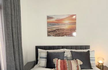 'The Elegant Comfort' - A Stunning Luxury 2-Bed Flat with Private Garden & Patio - Free Parking - Photo 10