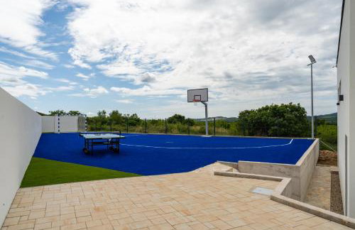 Luxury Spa Villa w Heated Pool, Jacuzzi & Sauna - Photo 51