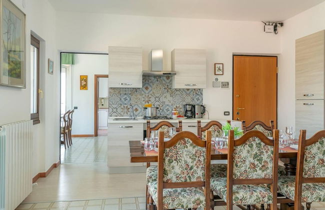 Charming 4-bed Apartment -lake Views & Balconies - Foto 19