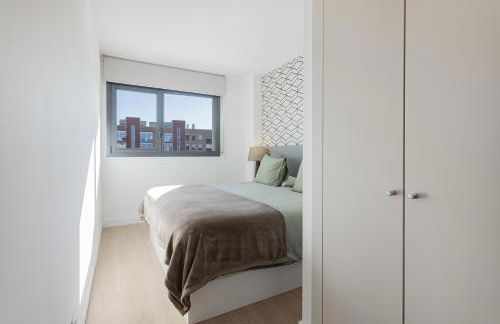 Quiet modern 2 bed apartment with Balcony, Pool and Free Parking - Foto 21