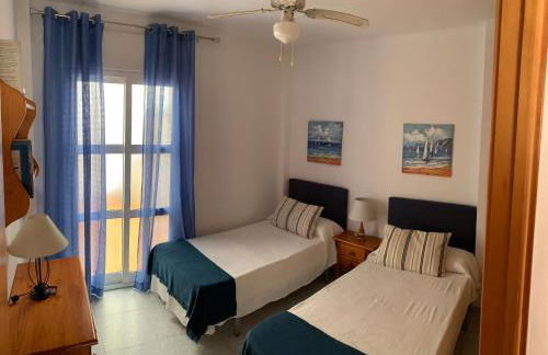 Apartamento con terraza en primera línea de playa - Foto 13