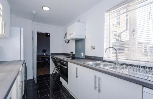 BIG House for Business Stays in Barnsley with 6-bedrooms & 8 Beds by PureStay - Foto 25