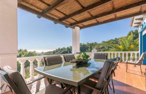 Lilia Barajas - Photo 2