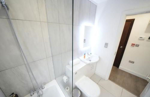 HEATHROW AIRPORT apartments-FREE parking-Free underground to and from Heathrow-30 min central London - Foto 20