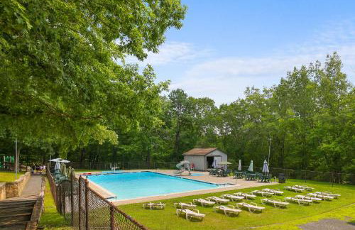 Secluded Cabin, Jacuzzi, Pool Table, King Bed & Fire Pit - Photo 18