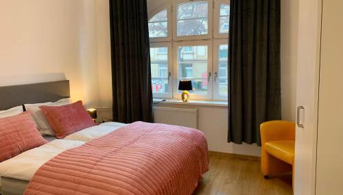 Für Gruppen und Familien - große Ferienwohnung Nähe Stadtpark, 4 Schlafzimmer, 2 Bäder, Terrasse, Parkplatz - Foto 3