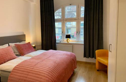 Für Gruppen und Familien - große Ferienwohnung Nähe Stadtpark, 4 Schlafzimmer, 2 Bäder, Terrasse, Parkplatz - Foto 3