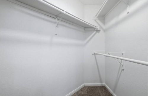 Chic 2BR Boho-Chic Retreat Garage, Pool, Gym - Photo 11