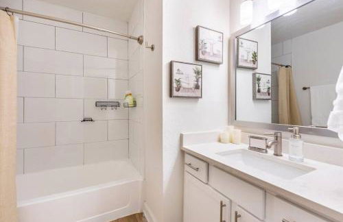 SoLa OASIS 2BR King Suite, Fully Stocked kitchen, Pool & Gym - Foto 8