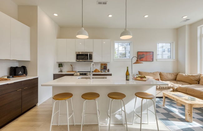 The Stage by Avantstay Chic 4bdr w Covered Balcony Modern Newly Built - Photo 16