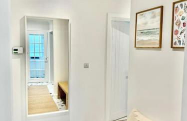 Harbourside garden flat with parking - Photo 11