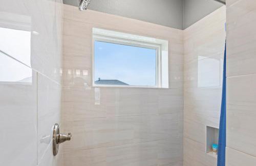 Relax And Sea NEW Luxury Canal-View Escape Gated Community Firepit and Decks - Foto 35